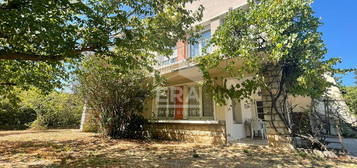 Maison à vendre à Sisteron de plus de 130 m² hab, jardin clos et garage.