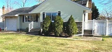 14 Seneca Dr, Massapequa, NY 11758