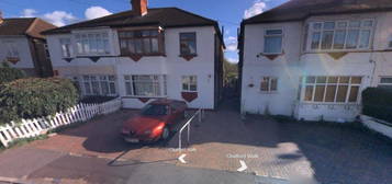 Flat to rent in Chalford Walk, Woodford Green IG8