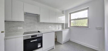 Flat to rent in Parkgate Road, London SW11