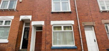 4 bedroom terraced house to rent