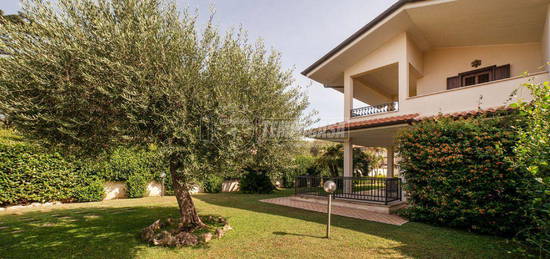 Villa Trifamiliare con Giardino