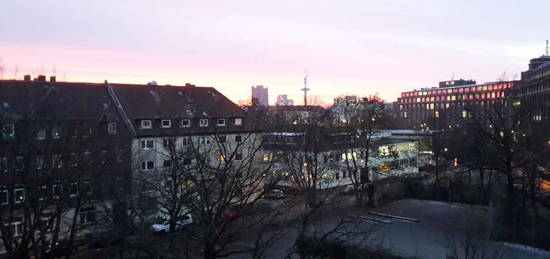 schöne 2 Zimmer Wohnung zentral gelegen mit Balkon, EBK, Badewanne