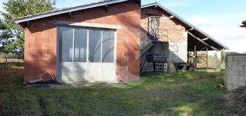 Hangar et atelier d'une surface de 130m2 environ + dépendance