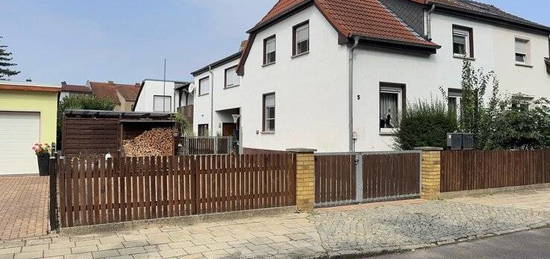 3- Zimmerwohnung mit Balkon und Hof-Gartenanteil und Garage