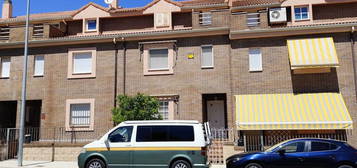 Chalet adosado en venta en calle Río Yedra, 1