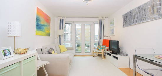 Flat to rent in St David's Square, Isle Of Dogs, London E14