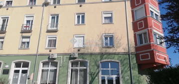 Eladó lakás, Komló
