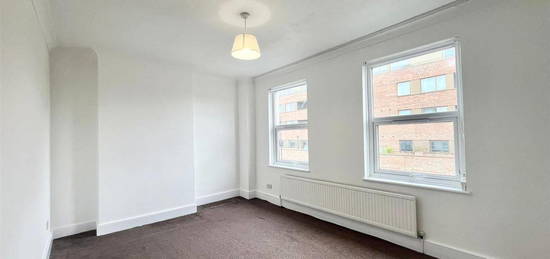 Flat to rent in Green Lanes, London N8