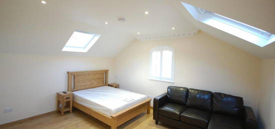 Studio to rent in Russell Street, Reading RG1