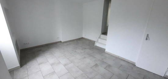 Appartement T2 RDC avec cour dans le centre du village