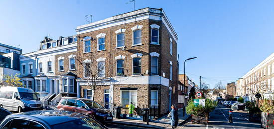 Flat to rent in Nevill Road, London N16