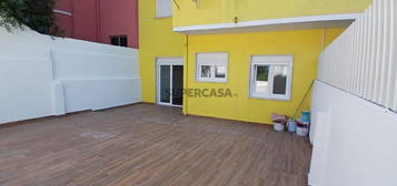 Apartamento T1 Remodelado com Quintal.