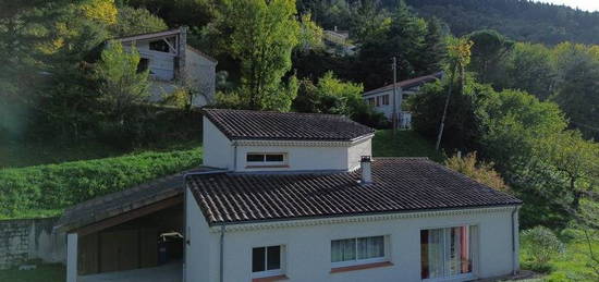 En Ardèche, Vallée de l'Eyrieux, à Saint Sauveur de Montagut, charmante maison avec vue dominant la vallée de l'Eyrieux et le village