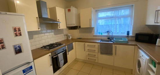 End terrace house to rent in Adelaide Road, Kensington L7