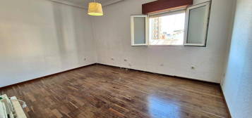 Piso en venta en Calle Menacho, 24, Casco Antiguo