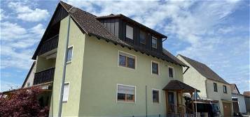 Mehrfamilienhaus mit drei separaten Wohneinheiten und Nebengebäude in Ortsteil Flachslanden