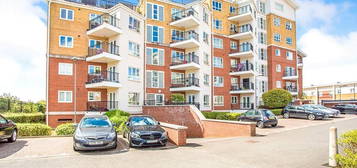 Flat to rent in The Gateway, Watford, Hertfordshire WD18