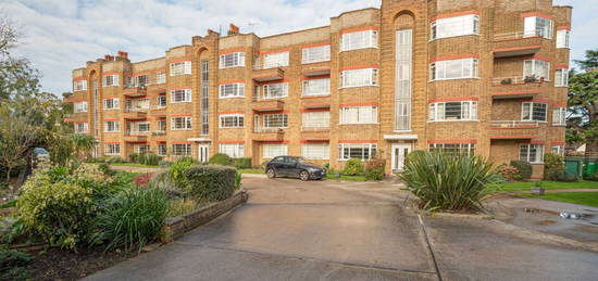 Flat for sale in Park Road, Hampton Wick KT1