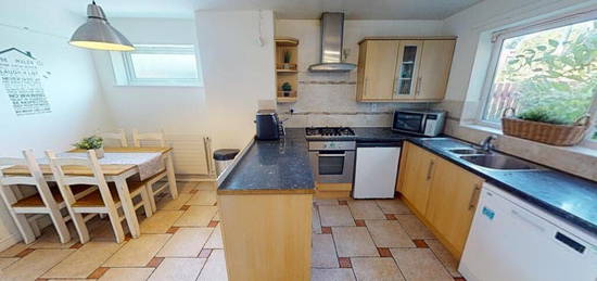 4 bedroom semi-detached house