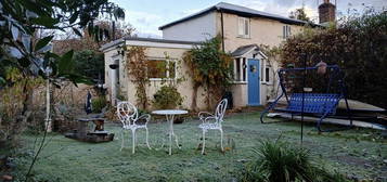 2 bed semi-detached house to rent