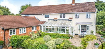 4 bed link detached house for sale