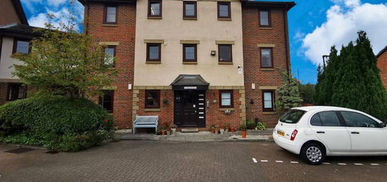 Flat to rent in Sandringham Court, Gosforth, Newcastle Upon Tyne NE3