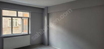 BAYRAMPAŞA MERKEZİ KONUMDA TEMİZ 2+1 SAHİBİNDEN SATILIK DAİRE