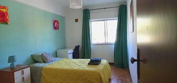 727508 - Quarto com cama de solteiro em...