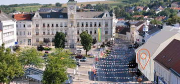 ZUM JUNGBRUNNEN! Großzügige 2 Zimmer-Wohnung mit viel Stauraum! Blick auf den schönen Hauptplatz! Beste Infrastruktur + Hochwertige Materialien + Garagenplatz optional