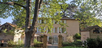 Belle bastide meublée 230m2 avec jardin et piscine