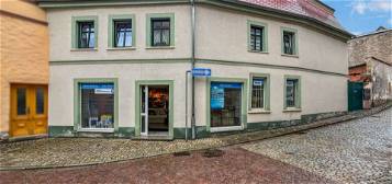 Mehrfamilienhaus und Ladengeschäft unter Denkmalschutz an historischem Stadttor von Alsleben