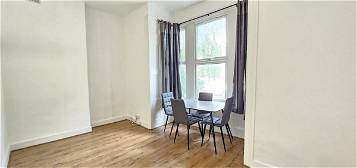 Flat to rent in Jenner Road, London N16