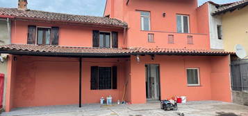 Casa con 3 bagni.3 camere e cortile privato