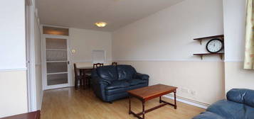 Flat to rent in Truro Road, London N22