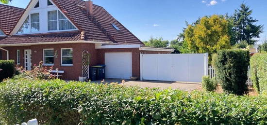 Markante Haushälfte unweit der Müritz - Solider Klinkerbau mit viel Glas - Garage - Carport.....