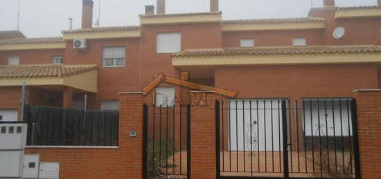 Chalet pareado en venta en calle Olivo