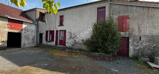 Propriété viticole de charme située à Mouzillon, à seulement 5 minutes de Vallet, de Clisson et sa gare, et de l'axe Nantes-Cholet, À 25 minutes de Nantes et à 3 heures de Paris