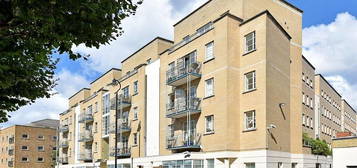 Flat to rent in The Watergardens, Limehouse, London E14