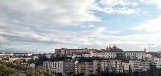 Apartamento T2+1 na Rua Dr. José de Almeida, Coimbra.