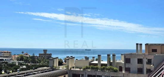 Penthouse T4 + 1 Duplex | 5 varandas com vista mar | Condomínio Fec...