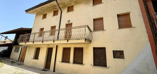 CASA IN LINEA SU TRE LIVELLI, CON TRE CAMERE, G...