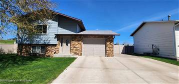 1378 Gum Ave, Dickinson, ND 58601