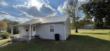 66 S Pleasant St, Decaturville, TN 38329