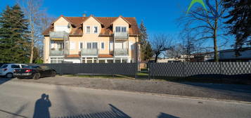 Sonniges Dachgeschossapartment mit Balkon und Einbauküche