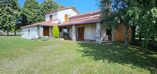 Maison d'architecte avec extérieur paysagé et vue chaine des puys