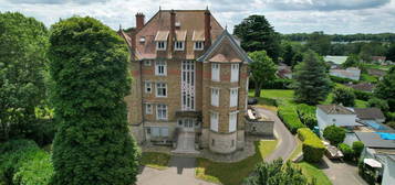 Appartement refait à neuf, meublé et équipé situé dans un château historique