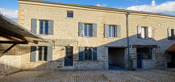 Maison dans ANCIEN CORPS DE FERME RENOVE 127 m1 avec 4 chambres et jardin.