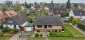 Schwanewede: Großzügiger Bungalow mit weitläufigem Grundstück und Garage