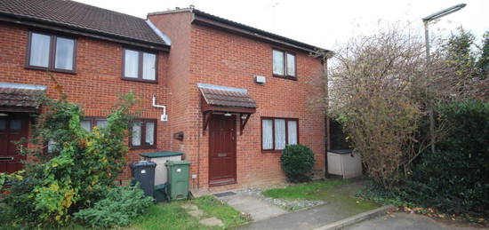 Maisonette to rent in Moore Close, Tongham, Farnham GU10